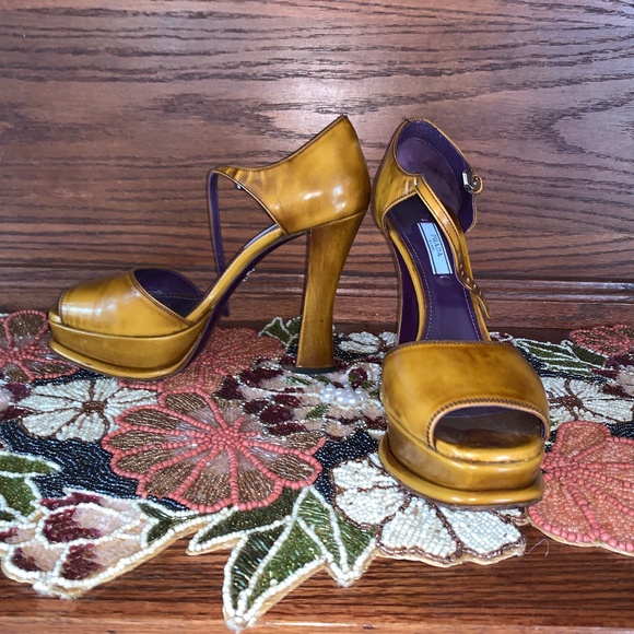 Prada - Picture 1 of 6